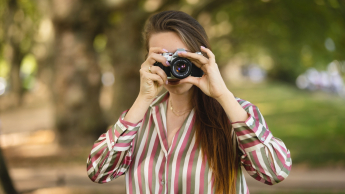 Wizerunek i komunikacja w biznesie | Studia I stopnia we Wrocławiu | Uniwersytet WSB Merito we Wrocławiu: studentka robiąca zdjęcie aparatem