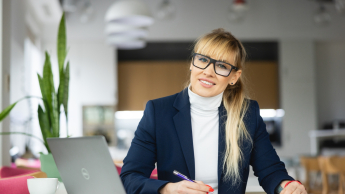 Pentester - specjalista ds. cyberbezpieczeństwa | Studia podyplomowe we Wrocławiu | Uniwersytet WSB Merito we Wrocławiu: uczestniczka studiów podyplomowych używająca laptopa