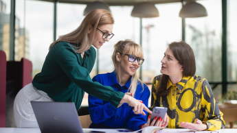Marketing kultury | Studia podyplomowe we Wrocławiu | Uniwersytet WSB Merito we Wrocławiu: uczestnicy studiów podyplomowych pracujący nad wspólnym projektem