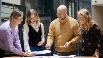 Logistyka w łańcuchu dostaw | Studia podyplomowe we Wrocławiu | Uniwersytet WSB Merito we Wrocławiu: uczestnicy studiów podyplomowych pracujący nad wspólnym projektem