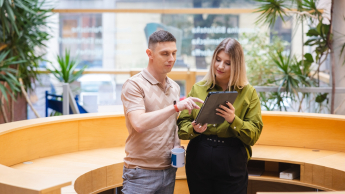 Windykacja i zarządzanie wierzytelnościami | Studia podyplomowe we Wrocławiu | Uniwersytet WSB Merito we Wrocławiu: uczestnicy studiów podyplomowych rozmawiający na korytarzu