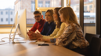 Trendy & design w marketingu | Studia I stopnia we Wrocławiu | Uniwersytet WSB Merito we Wrocławiu: studenci w pracowni komputerowej