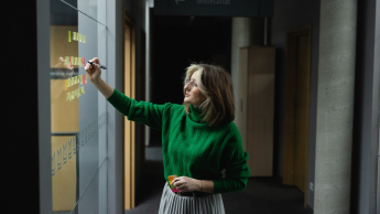 Menedżer zrównoważonego rozwoju i ESG | Studia podyplomowe we Wrocławiu | Uniwersytet WSB Merito we Wrocławiu: uczestniczka studiów podyplomowych sporządzająca notatki