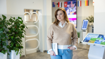 Menedżer ds. czystości technicznej | Studia podyplomowe we Wrocławiu | Uniwersytet WSB Merito we Wrocławiu: uczestniczka studiów podyplomowych trzymająca informator