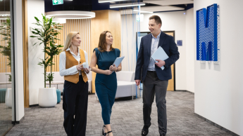 Fintech - innowacje technologiczne na rynku finansowym | Studia podyplomowe we Wrocławiu | Uniwersytet WSB Merito we Wrocławiu: uczestnicy studiów podyplomowych rozmawiający na korytarzu