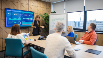 Employer Branding | Studia podyplomowe we Wrocławiu | Uniwersytet WSB Merito we Wrocławiu: uczestnicy studiów podyplomowych w sali konferencyjnej słuchający prezentacji
