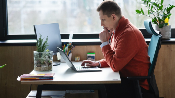 Bankowość cyfrowa | Studia podyplomowe we Wrocławiu | Uniwersytet WSB Merito we Wrocławiu: uczestnik studiów podyplomowych używająca laptopa