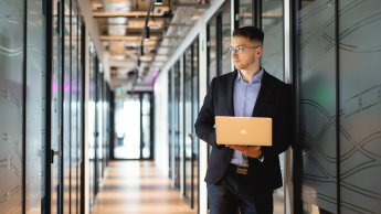 Tester oprogramowania dla aplikacji mobilnych i serwerowych z zastosowaniem AI | Studia podyplomowe we Wrocławiu | Uniwersytet WSB Merito we Wrocławiu: uczestnik studiów podyplomowych korzystający z laptopa