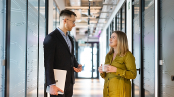 Cloud DevOps Engineer Administrator | Studia podyplomowe we Wrocławiu | Uniwersytet WSB Merito we Wrocławiu: uczestnicy studiów podyplomowych rozmawiający na korytarzu