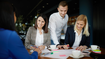 Zarządzanie w podmiotach leczniczych | Studia podyplomowe we Wrocławiu | Uniwersytet WSB Merito we Wrocławiu: uczestnicy studiów podyplomowych pracujący nad wspólnym projektem