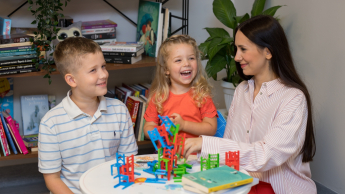 Pedagogika przedszkolna i wczesnoszkolna | Studia jednolite magisterskie we Wrocławiu | Uniwersytet WSB Merito we Wrocławiu: Wrocław - pedagogika przedszkolna i wczesnoszkolna - studentka opiekująca się dziećmi