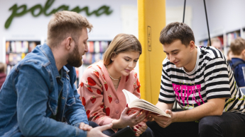 Edukacja cyfrowa dla nauczycieli | Studia podyplomowe we Wrocławiu | Uniwersytet WSB Merito we Wrocławiu: studenci uczący się wspólnie do egzaminu