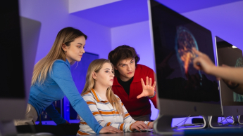 Psychologia i informatyka | Studia II stopnia we Wrocławiu | Uniwersytet WSB Merito we Wrocławiu: Wrocław - psychologia i informatyka - studenci w sali komputerowej