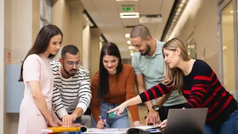 Wyniki wyszukiwania | Uniwersytet WSB Merito we Wrocławiu: Wrocław - lektor języka hiszpańskiego - studenci pracujący nad projektem grupowym