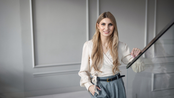 Cloud DevOps Engineer Expert | Studia podyplomowe we Wrocławiu | Uniwersytet WSB Merito we Wrocławiu: uczestniczka studiów podyplomowych pozująca do zdjęcia