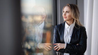 Nowoczesny marketing | Studia podyplomowe we Wrocławiu | Uniwersytet WSB Merito we Wrocławiu: uczestniczka studiów podyplomowych pozująca do zdjęcia