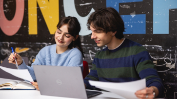 Architekt systemów psychotechnologicznych | Studia I stopnia we Wrocławiu | Uniwersytet WSB Merito we Wrocławiu: Wrocław - architekt systemów psychotechnologicznych - studenci pracujący nad projektem grupowym