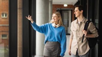 Tłumaczenia | Studia I stopnia we Wrocławiu | Uniwersytet WSB Merito we Wrocławiu: Wrocław - lektor języka niemieckiego - studentka wskazująca ręką kierunek