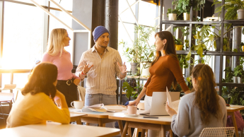 Język niemiecki w środowisku biznesowym | Studia I stopnia we Wrocławiu | Uniwersytet WSB Merito we Wrocławiu: Wrocław - język niemiecki w środowisku biznesowym - studenci pracujący nad projektem grupowym