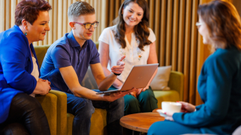 Sztuczna inteligencja i uczenie maszynowe | Studia I stopnia we Wrocławiu | Uniwersytet WSB Merito we Wrocławiu: studenci pracujący nad projektem grupowym