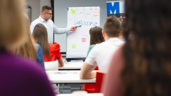 Psychologia sprzedaży | Studia I stopnia we Wrocławiu | Uniwersytet WSB Merito we Wrocławiu: Wrocław - psychologia sprzedaży - studenci na zajęciach ze sprzedaży