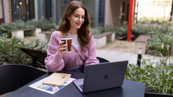 Przygotowanie pedagogiczne dla nauczycieli przedmiotów lub zajęć prowadzonych w szkole podstawowej i ponadpodstawowej | Studia podyplomowe we Wrocławiu | Uniwersytet WSB Merito we Wrocławiu: studentka ucząca się do egzaminu