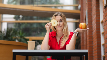 Medycyna stylu życia i promocja zdrowia | Studia I stopnia we Wrocławiu | Uniwersytet WSB Merito we Wrocławiu: Wrocław - medycyna stylu życia i promocja zdrowia - studenci rozmawiający w kawiarni