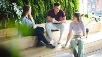 Zarządzanie w ochronie zdrowia | Studia II stopnia we Wrocławiu | Uniwersytet WSB Merito we Wrocławiu: Wrocław - zarządzanie w ochronie zdrowia - studenci rozmawiający w kawiarni