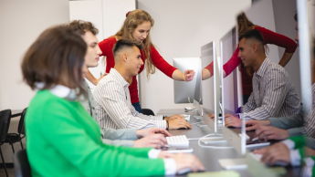 Planowanie produkcji – nowoczesne   narzędzia: SAP S/4HANA, Siemens Opcenter APS | Studia podyplomowe we Wrocławiu | Uniwersytet WSB Merito we Wrocławiu: uczestnicy studiów podyplomowych w pracowni komputerowej