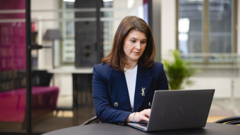 Zarządzanie projektem informatycznym | Studia podyplomowe we Wrocławiu | Uniwersytet WSB Merito we Wrocławiu: uczestniczka studiów podyplomowych korzystająca z laptopa