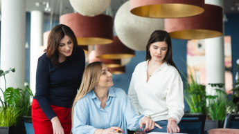 Menedżer innowacyjnego projektu ICT z wykorzystaniem AI | Studia podyplomowe we Wrocławiu | Uniwersytet WSB Merito we Wrocławiu: uczestnicy studiów podyplomowych pracujący nad wspólnym projektem