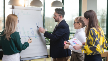 Rachunkowość i podatki w praktyce | Studia podyplomowe we Wrocławiu | Uniwersytet WSB Merito we Wrocławiu: uczestnicy studiów podyplomowych pracujący nad wspólnym projektem