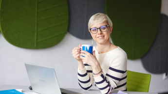 Pisanie kreatywne | Studia podyplomowe we Wrocławiu | Uniwersytet WSB Merito we Wrocławiu: uczestniczka studiów podyplomowych pijąca kawę