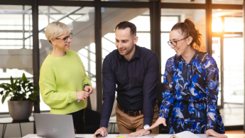 Programista Front-End z Angular | Studia podyplomowe we Wrocławiu | Uniwersytet WSB Merito we Wrocławiu: uczestnicy studiów podyplomowych pracujący nad wspólnym projektem