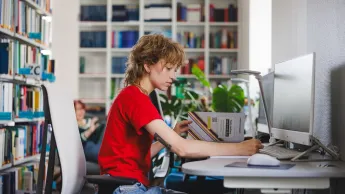 Nowe technologie w księgowości | Studia podyplomowe we Wrocławiu | Uniwersytet WSB Merito we Wrocławiu: studentka sporządzająca notatki