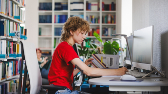 Programista gier komputerowych | Studia I stopnia we Wrocławiu | Uniwersytet WSB Merito we Wrocławiu: studentka sporządzająca notatki