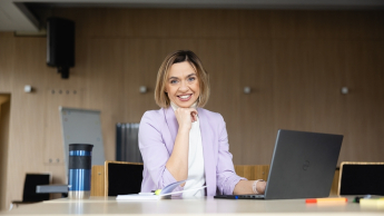 Budowanie i utrzymanie aplikacji no-code | Studia podyplomowe we Wrocławiu | Uniwersytet WSB Merito we Wrocławiu: uczestniczka studiów podyplomowych pozująca do zdjęcia