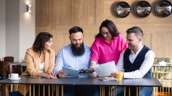 Kompetencje przyszłości | Studia podyplomowe we Wrocławiu | Uniwersytet WSB Merito we Wrocławiu: uczestnicy studiów podyplomowych pracujący nad wspólnym projektem