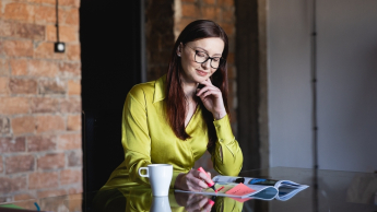 Programista JavaScript z wykorzystaniem AI | Studia podyplomowe we Wrocławiu | Uniwersytet WSB Merito we Wrocławiu: uczestniczka studiów podyplomowych sporządzająca notatki