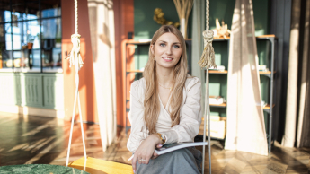 Język niemiecki w przedsiębiorstwie | Studia podyplomowe we Wrocławiu | Uniwersytet WSB Merito we Wrocławiu: uczestniczka studiów podyplomowych pozująca do zdjęcia