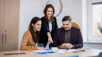 Inżynieria oprogramowania dla SAP S/4HANA i programowanie w języku ABAP | Studia podyplomowe we Wrocławiu | Uniwersytet WSB Merito we Wrocławiu: uczestnicy studiów podyplomowych pracujący nad wspólnym projektem