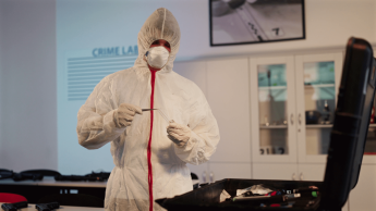 Metody i techniki śledcze | Studia II stopnia ze studiami podyplomowymi  | Uniwersytet WSB Merito we Wrocławiu: studenci odbywający zajęcia w crime lab