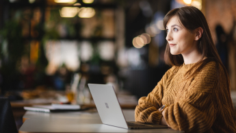 Grafika komputerowa w reklamie | Studia I stopnia we Wrocławiu | Uniwersytet WSB Merito we Wrocławiu: studentka pracująca na laptopie