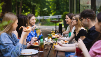 Hotelarstwo i gastronomia | Studia I stopnia we Wrocławiu | Uniwersytet WSB Merito we Wrocławiu: studenci jedzący posiłek w restauracji