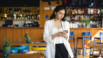 Organizacja eventów i turystyka biznesowa | Studia I stopnia we Wrocławiu | Uniwersytet WSB Merito we Wrocławiu: studentka używająca telefonu
