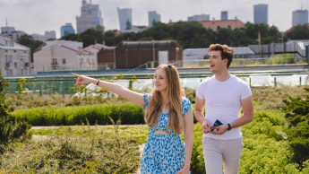 Psychologia transportu | Studia podyplomowe we Wrocławiu | Uniwersytet WSB Merito we Wrocławiu: studenci spacerujący i zwiedzający miasto