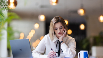 E-marketing z elementami AI | Studia I stopnia we Wrocławiu | Uniwersytet WSB Merito we Wrocławiu: studentka sporządzająca notatki