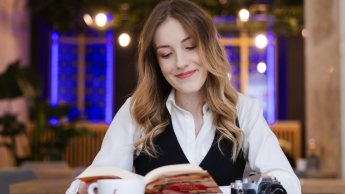 Psychologia skutecznej sprzedaży | Studia podyplomowe we Wrocławiu | Uniwersytet WSB Merito we Wrocławiu: studentka czytająca książkę