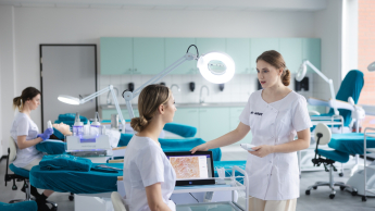 Trychologia | Studia I stopnia we Wrocławiu | Uniwersytet WSB Merito we Wrocławiu: studentki podczas zajęć w pracowni kosmetologicznej