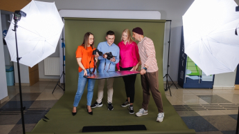 Fotografia i wideo | Studia I stopnia we Wrocławiu | Uniwersytet WSB Merito we Wrocławiu: studenci podczas zajęć z fotografii